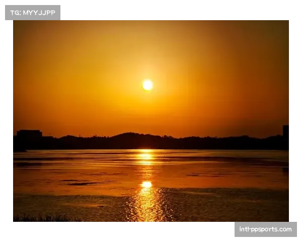 兴隆湖赛场攻防腾挪，城市天际线构成诗意背景